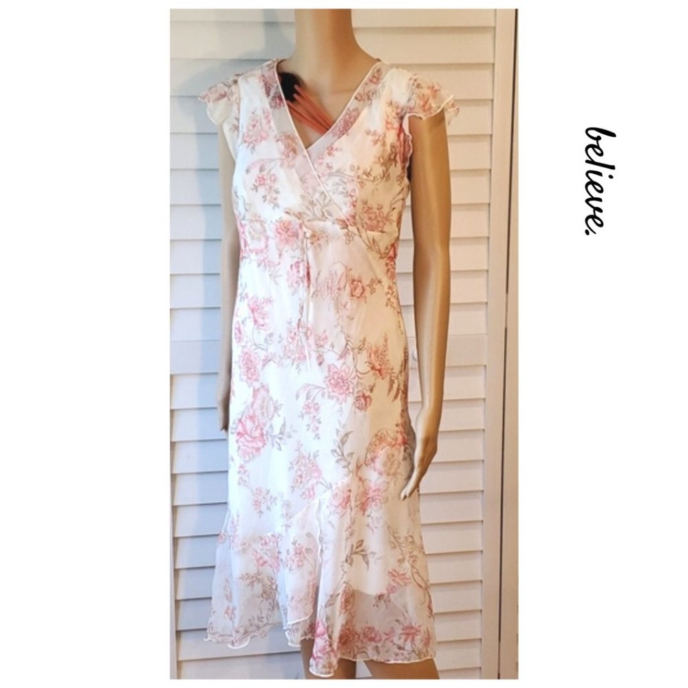 ❤️HP 01/15. Super Sheer Vneck &Ruffle Floral Dress
